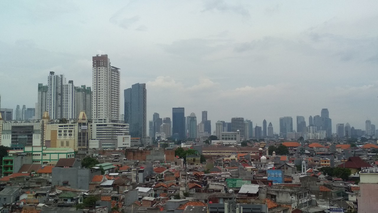 Menikmati Pemandangan Kota Jakarta